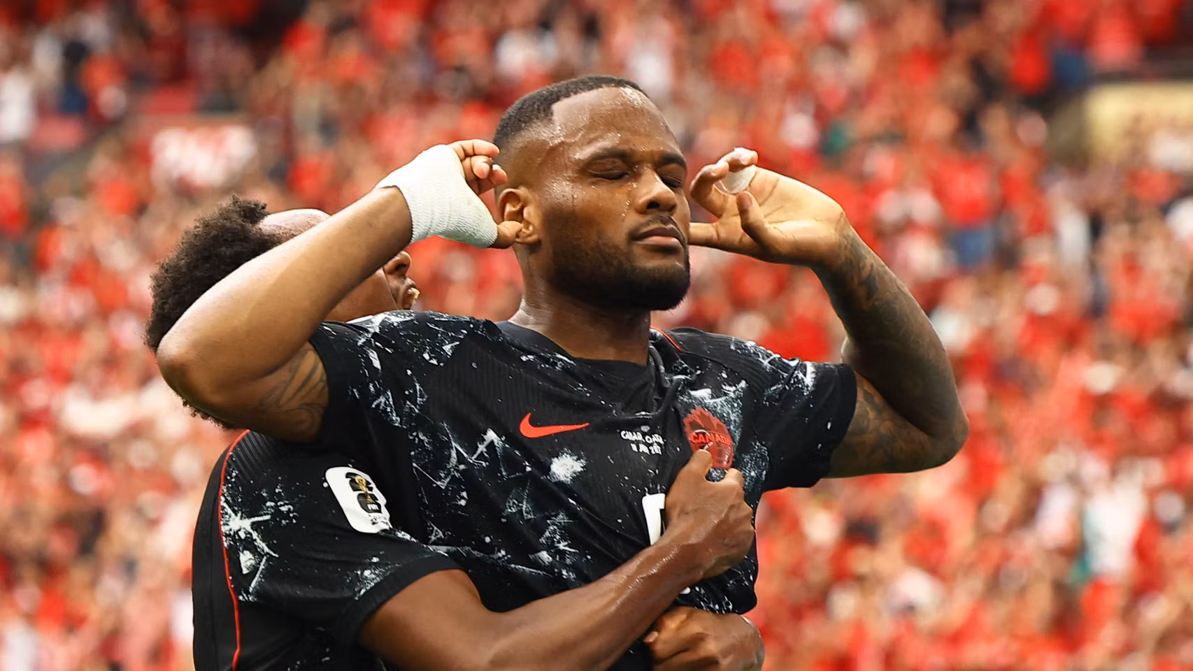 Larin, de Canadá, celebra un gol.