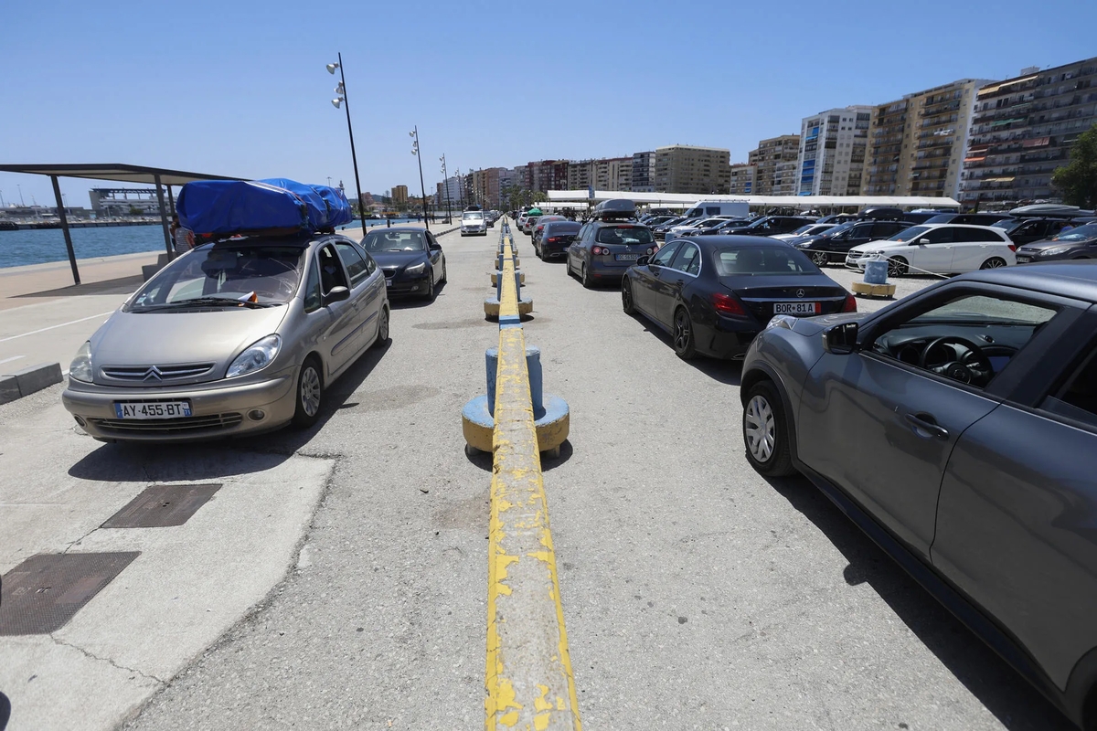 Vehículos en el puerto de Algeciras, esperando para entrar en la zona de embarque dentro de la Operación Paso del Estrecho 2025