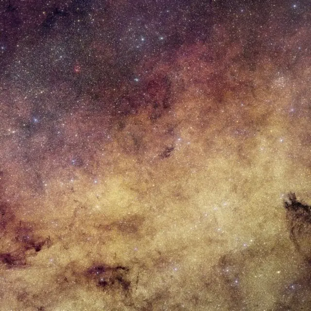 Una vista amplia del bulbo galáctico, que es la fotografía de alta resolución más grande jamás tomada del centro de nuestra galaxia, la Vía Láctea, en luz visible