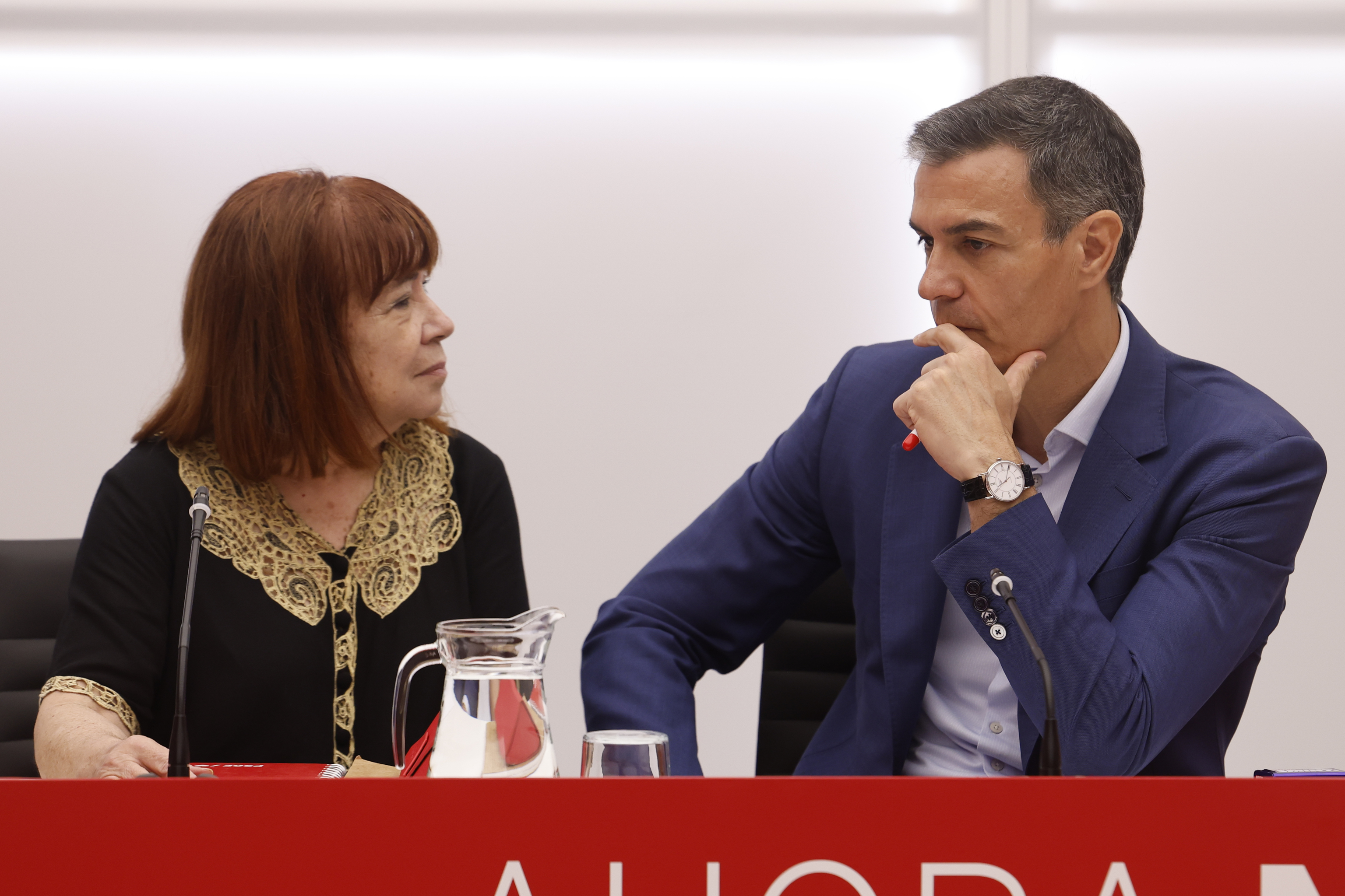 El presidente del Gobierno y secretario general del PSOE, Pedro Sánchez, conversa con la presidenta del partido, Cristina Narbona, durante la reunión de la Ejecutiva Federal de este lunes