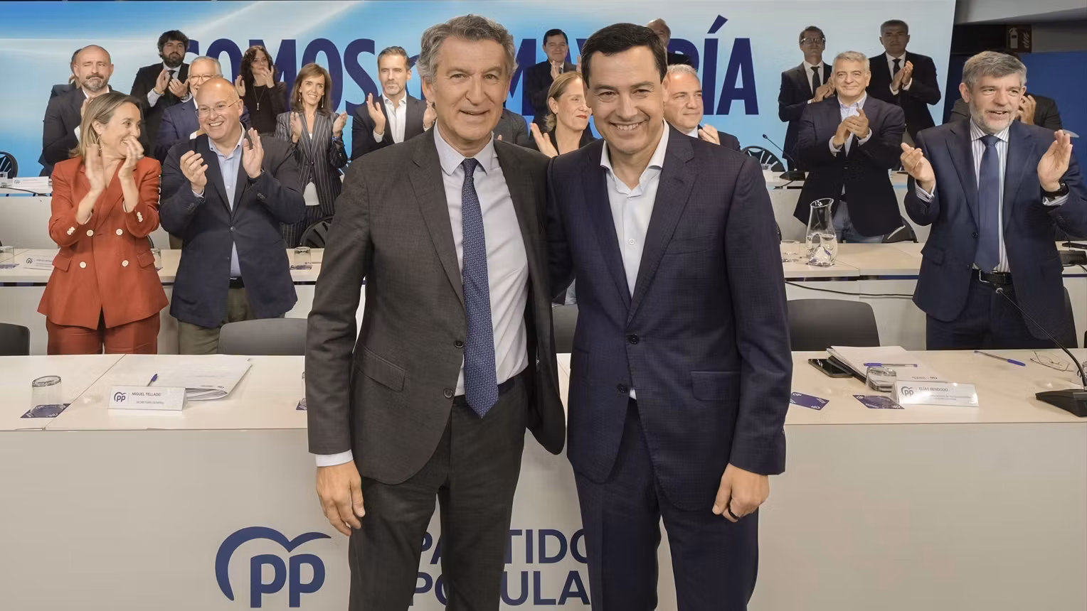 Alberto Núñez Feijóo con Juanma Moreno en la Junta Directiva Nacional del día después de las elecciones andaluzas