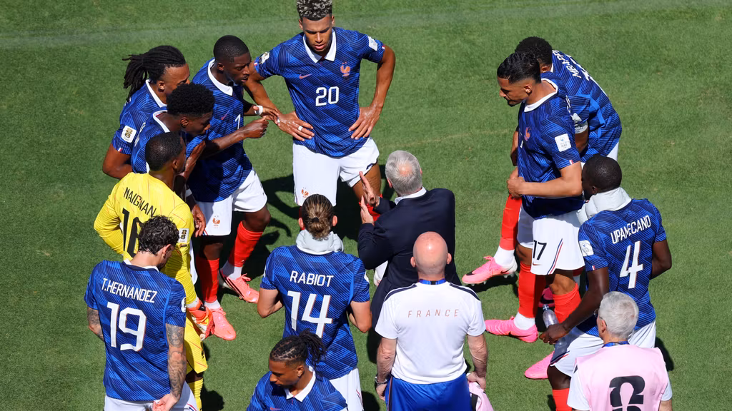 Didier Deschamps, rodeado de los jugadores de Francia durante la pausa.