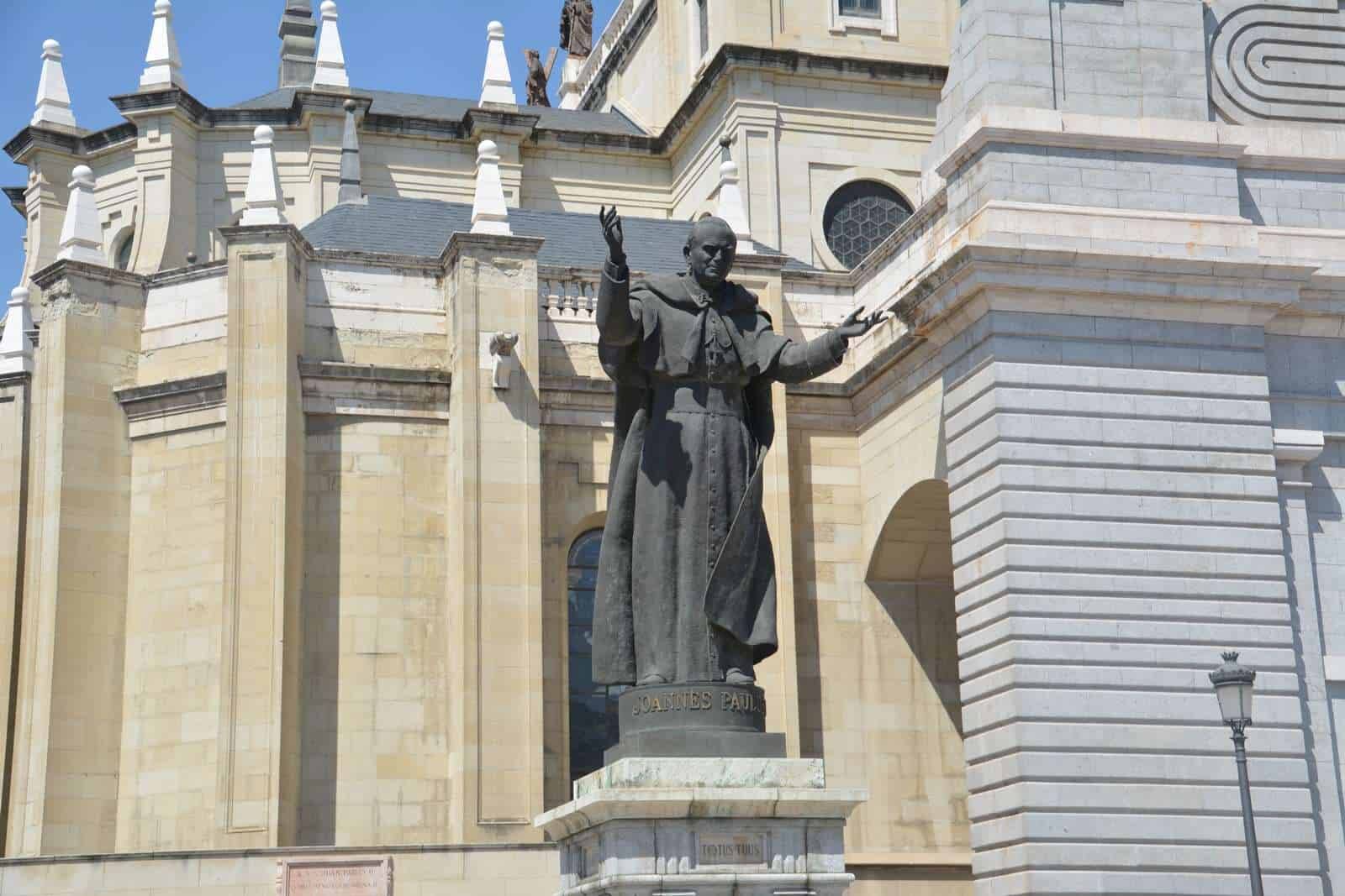 Foto: Esta estatua de un icónico Papa recibe a los curiosos con los brazos abiertos. (Mirador Madrid)
