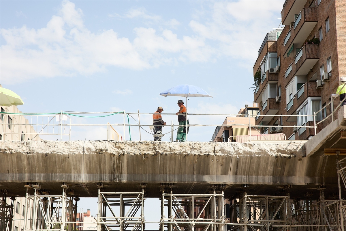 Varios albañiles trabajan en la construcción de un bloque de viviendas en Madrid (Jesús Hellín / Europa Press)
