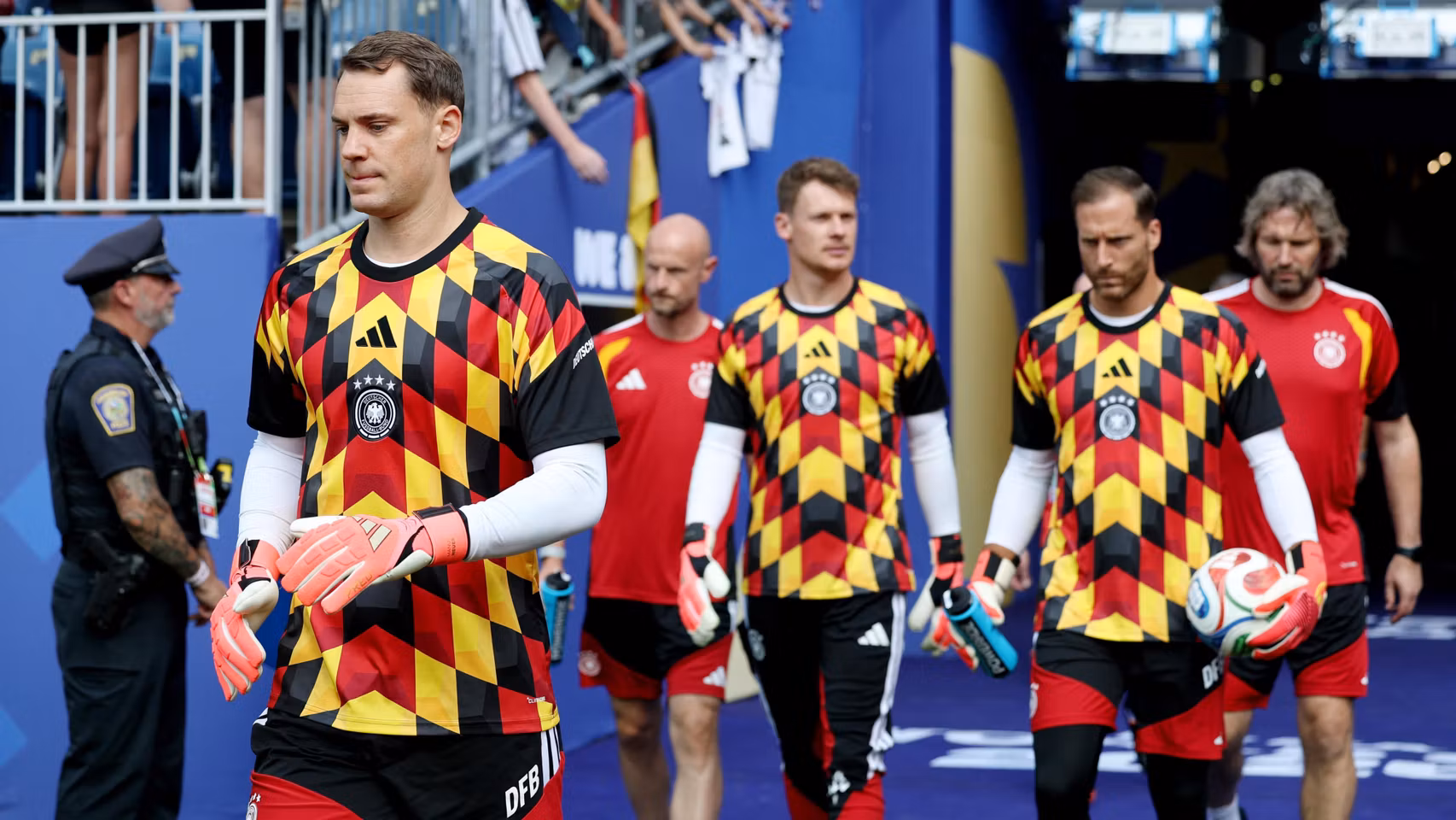 Manuel Neuer, de Alemania , sale al campo para el calentamiento previo al partido. 