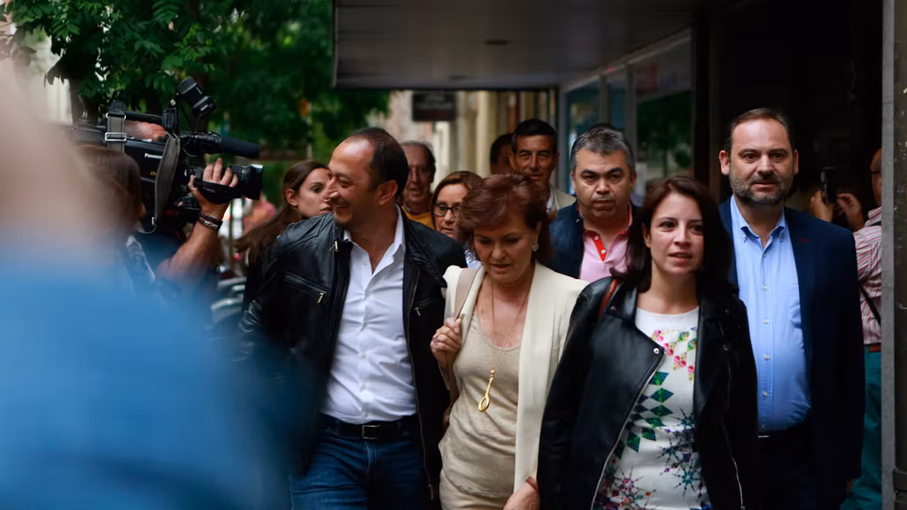De izda. a dcha., Gómez de Celis, Carmen Calvo, Santos Cerdán, Adriana Lastra y Ábalos, llegando a Ferraz en 2017.