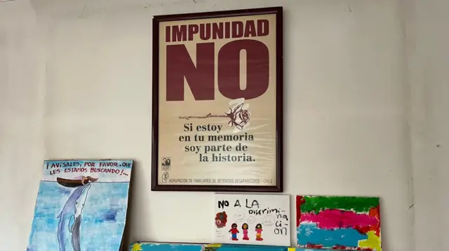 En varios carteles y letreros del interior del memorial se puede leer: "No a la impunidad. Si estoy en tu memoria, soy parte de la historia", "Avísenles, por favor, que los estamos buscando" y "No a la discriminación".