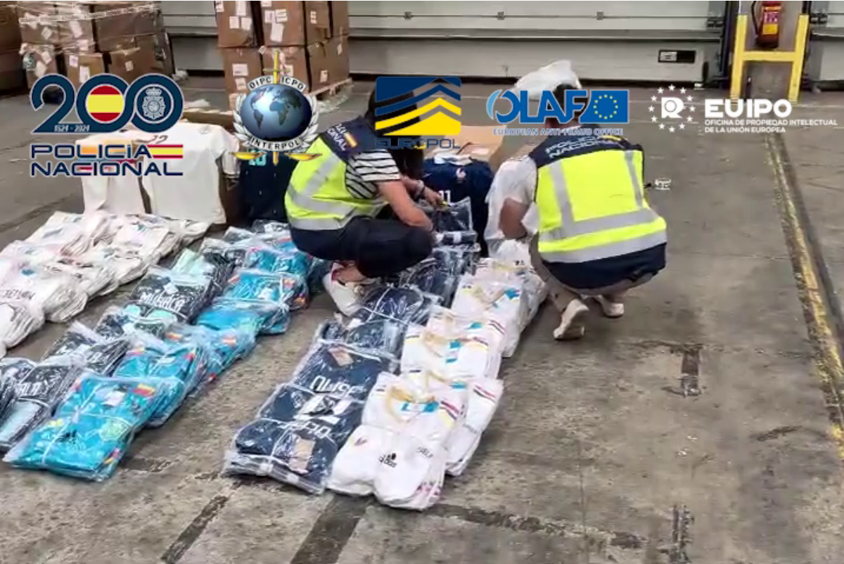Camisetas incautadas por la Policía Nacional en la macrorredada contra las falsificaciones deportivas.