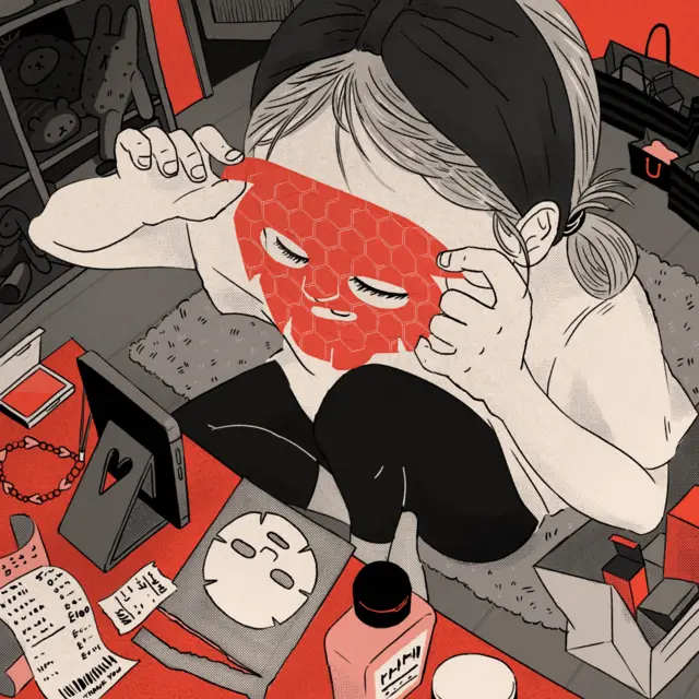 Una ilustración que muestra a una joven aplicándose una mascarilla de tela roja frente a su teléfono. Está rodeada de bolsas de compras, recibos y frascos de cosméticos.