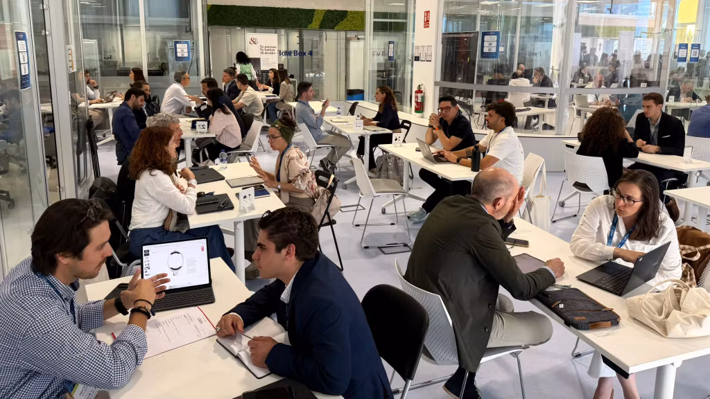 Empleados trabajando en UCAM HiTech