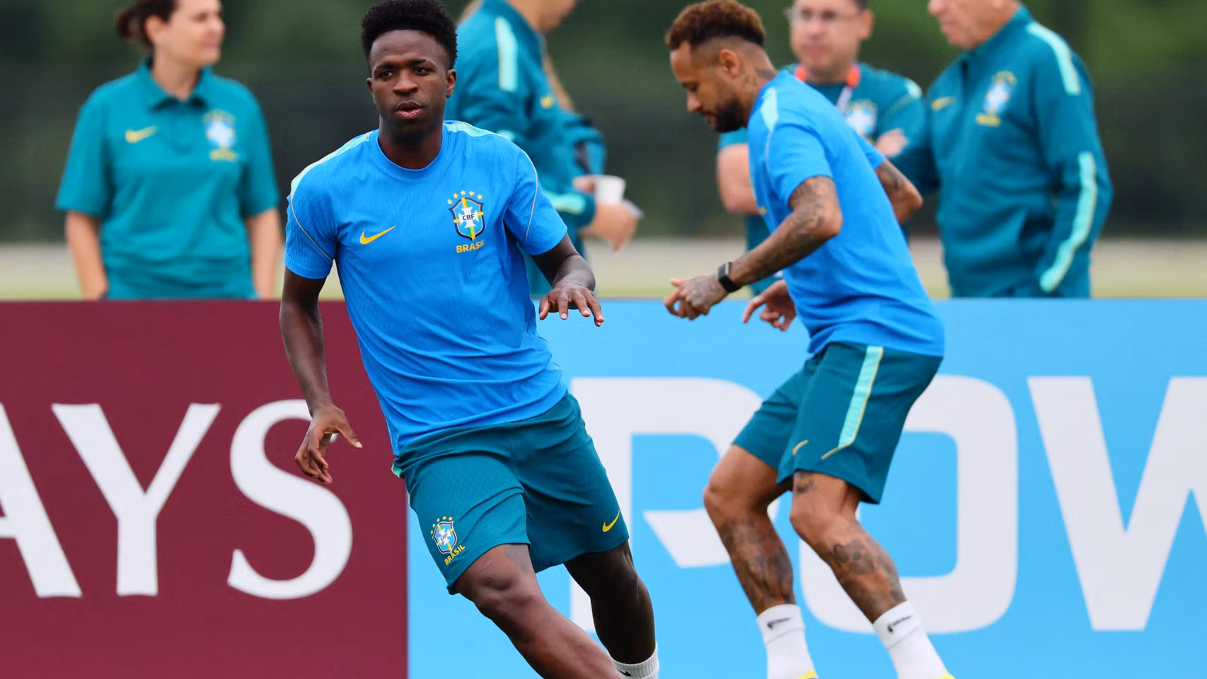 Vinicius y Neymar, en un calentamiento de la selección brasileña.