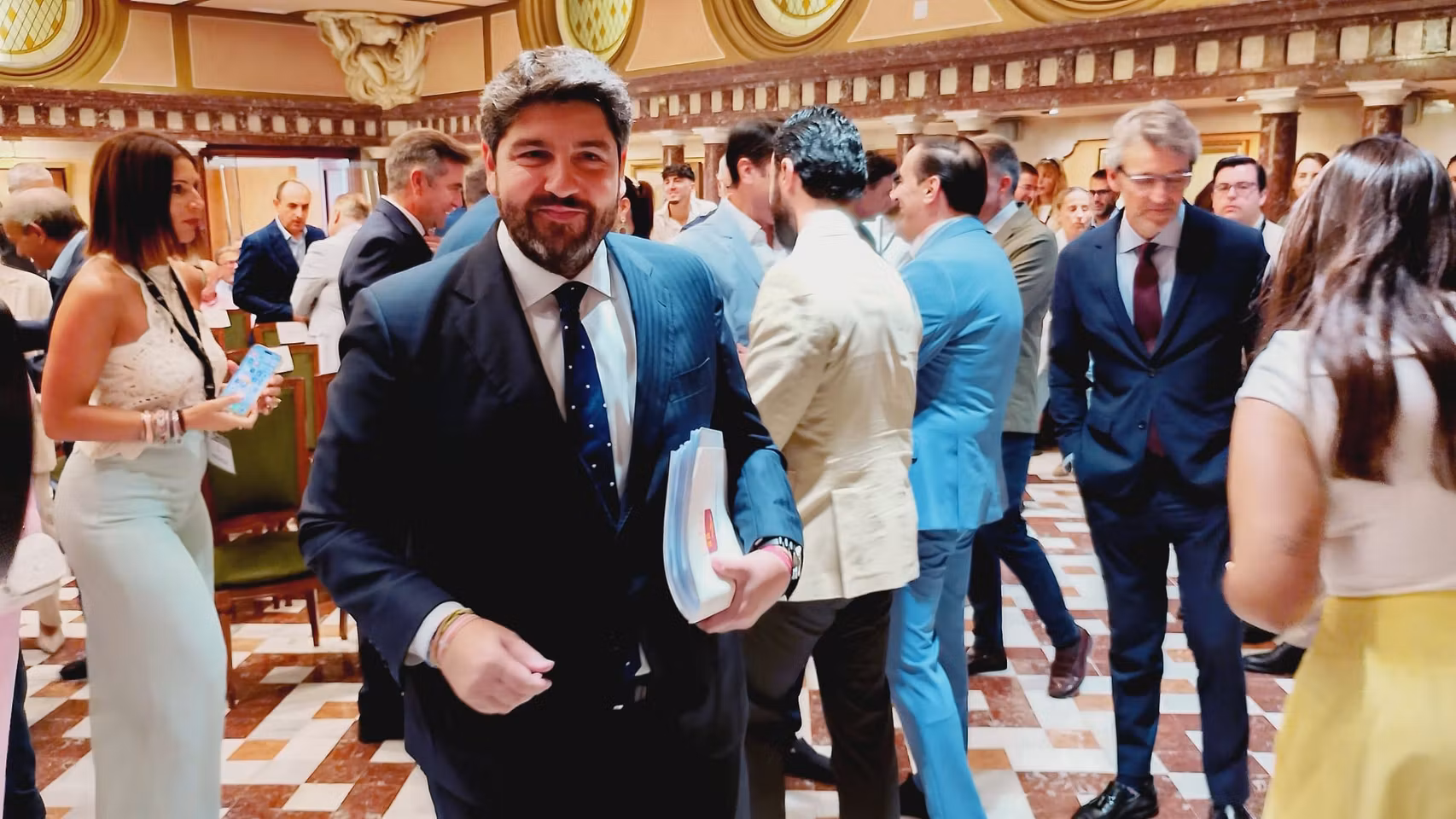 El jefe del Ejecutivo regional, Fernando López Miras, este jueves, antes de su intervención en la Asamblea Regional.