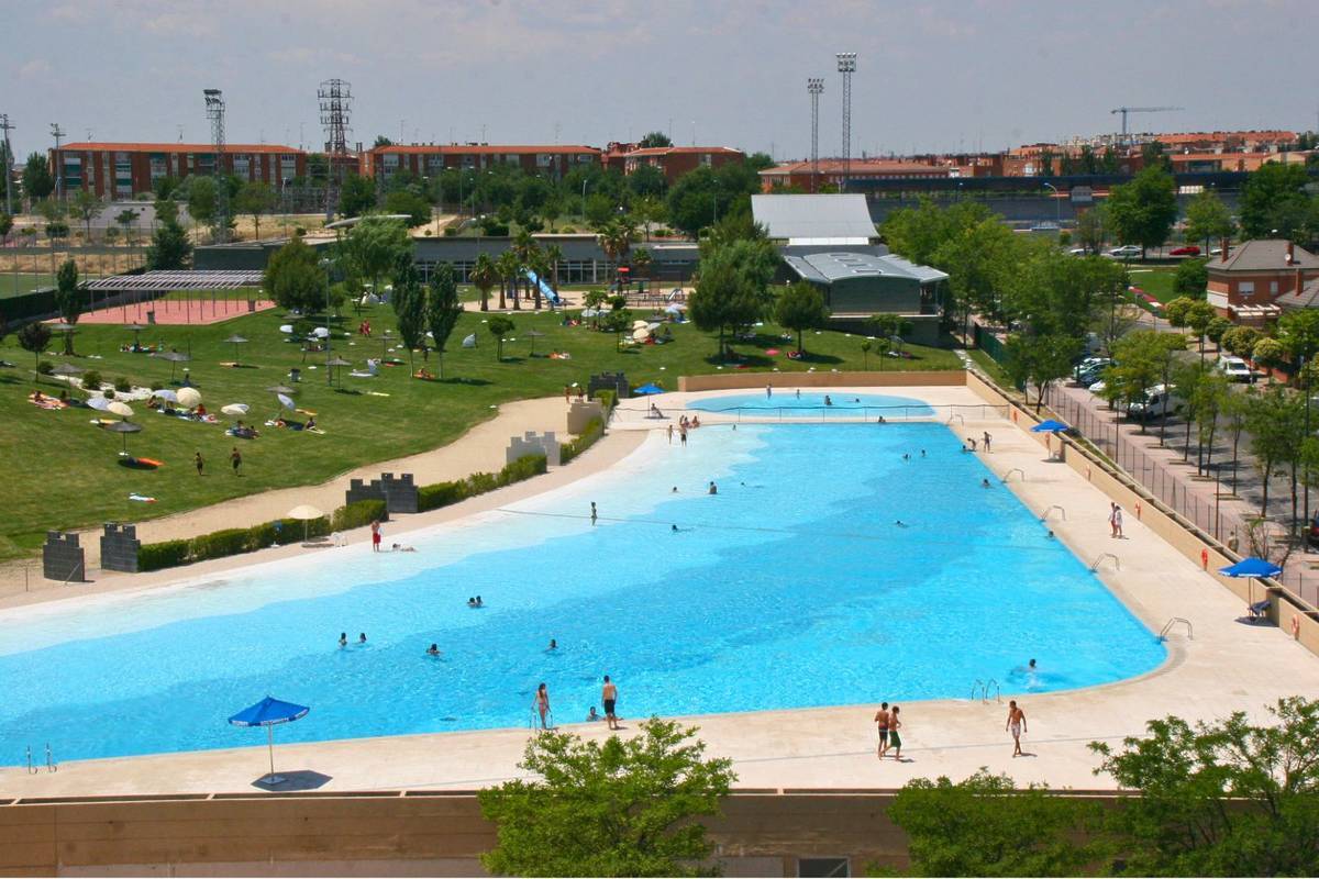 Foto: Imagen de la piscina municipal de agua salada de Parla, uno de los complejos acuáticos más singulares de la región. (Ayuntamiento de Parla)