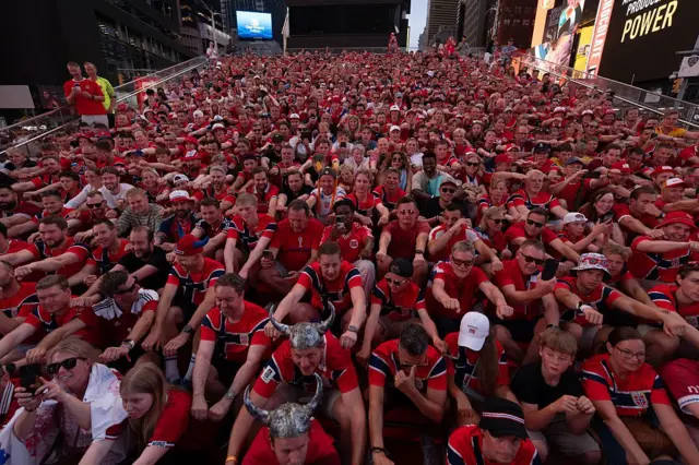Fans de Noruega en Times Square.