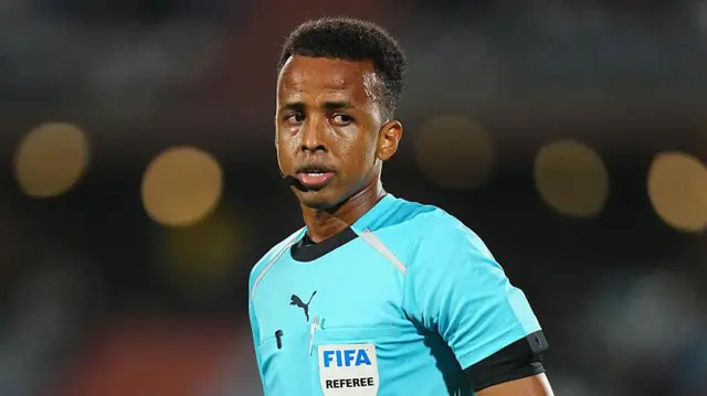 Omar Artan arbitra el partido del Grupo F de la AFCON entre Gabón y Costa de Marfil en el estadio de Marrakech, Marrakech, Marruecos, 31 de diciembre de 2025