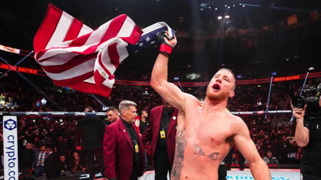 Justin Gaethje, con la bandera de Estados Unidos tras una de sus victorias en la UFC.