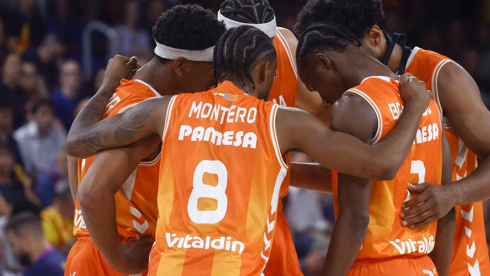 Los jugadores de Valencia Basket se conjuran durante el partido ante el Barça.