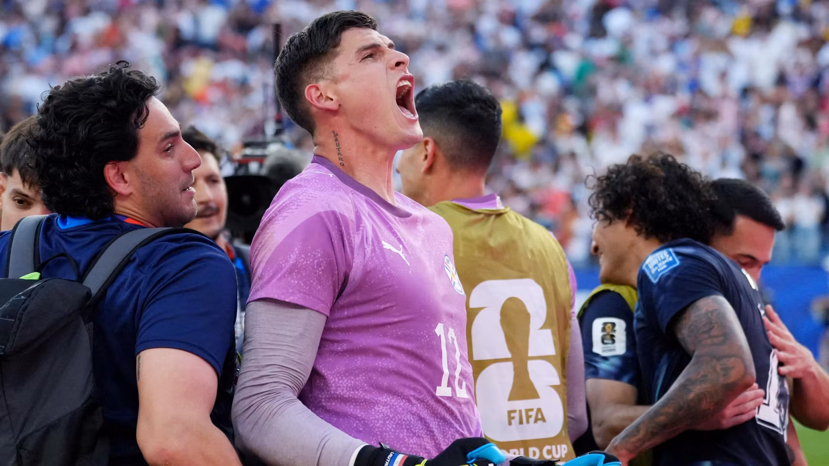 Orlando Gill celebra el pase de Paraguay a octavos del Mundial.