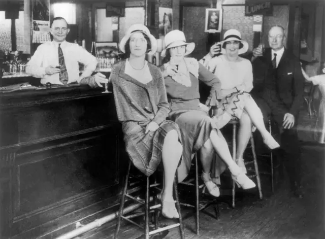 Una fila de mujeres toma cerveza en un bar ilegal de la ciudad de Nueva York en 1930.