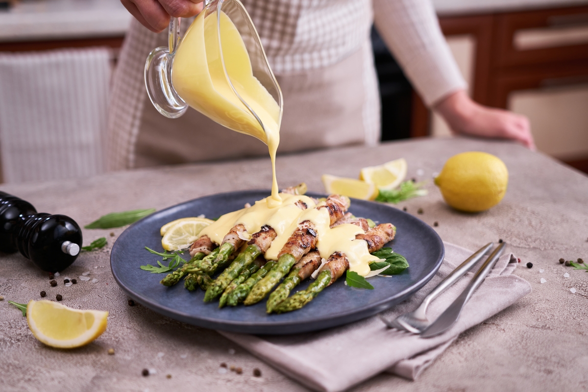 Espárragos con salsa holandesa (Adobe Stock)