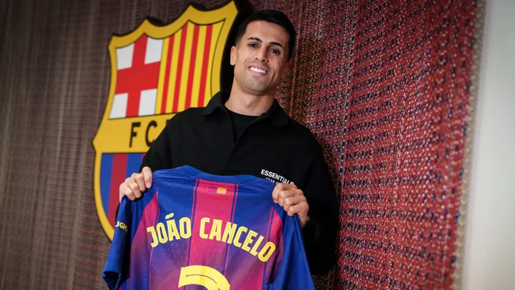 Cancelo posa con la camiseta del Barça.