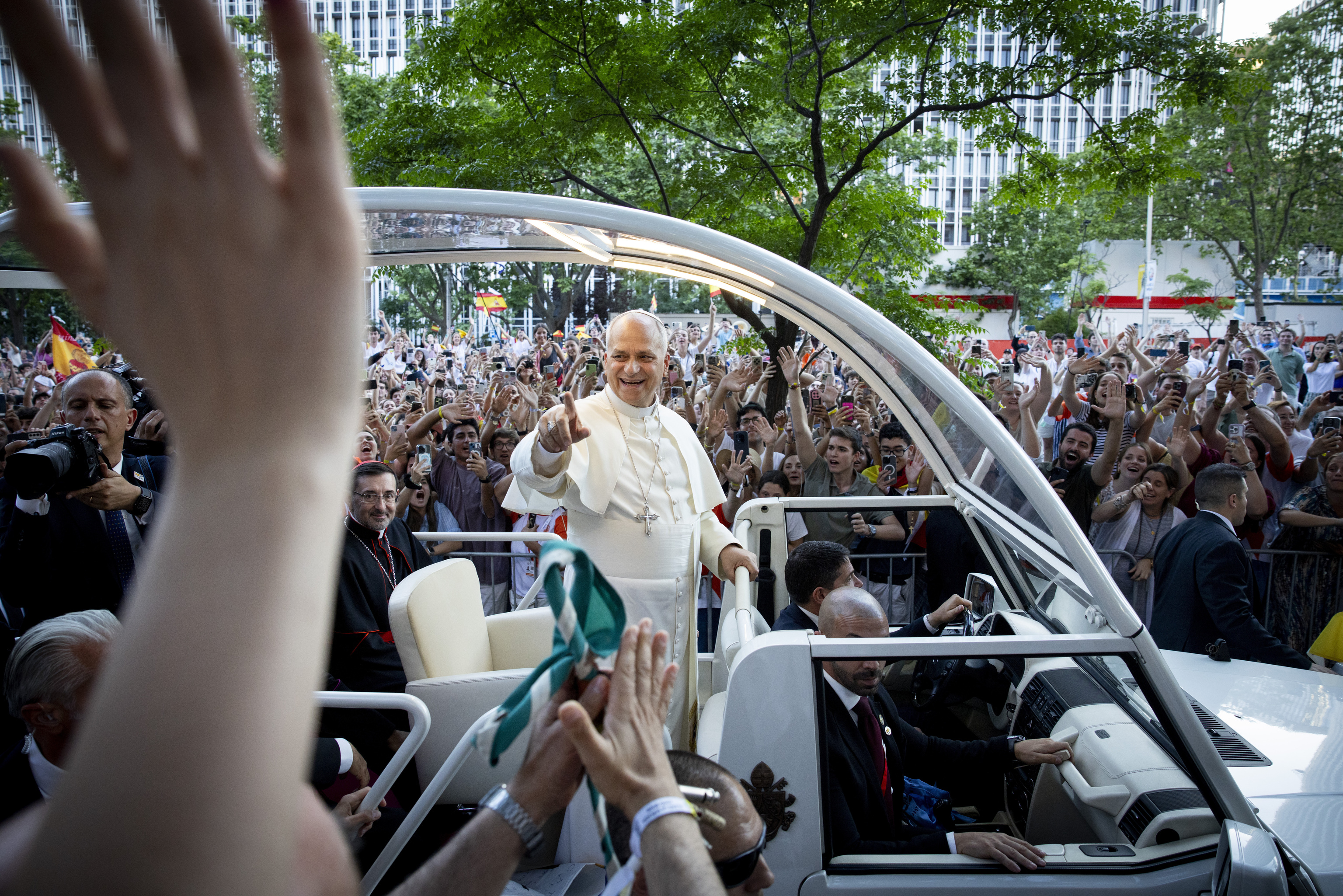 El Papa, durante su recorrido hacia la plaza de Lima
