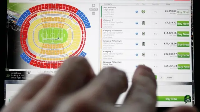 Una persona frente a una pantalla con los precios de entradas para un partido del Mundial