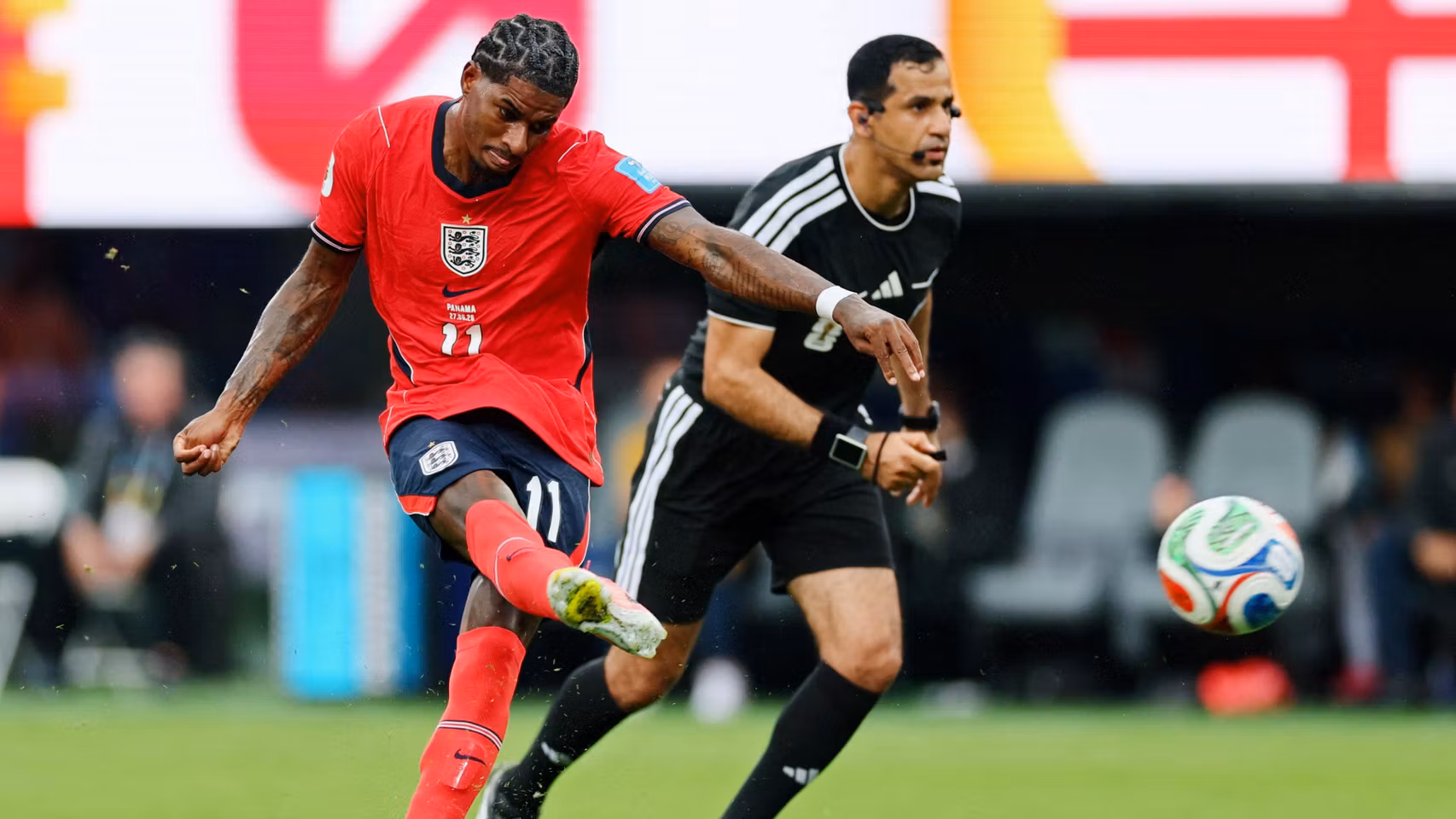 Rashford lanza una falta cerca de la portería de Panamá.