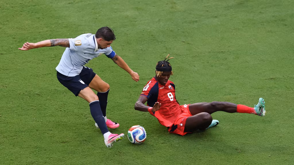 Fede Valverde, ante Benchimol en el Uruguay - Cabo Verde.
