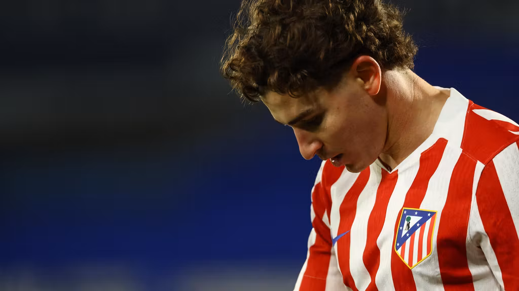 Julián Álvarez, cabizbajo durante el partido ante el Getafe en el Coliseum.