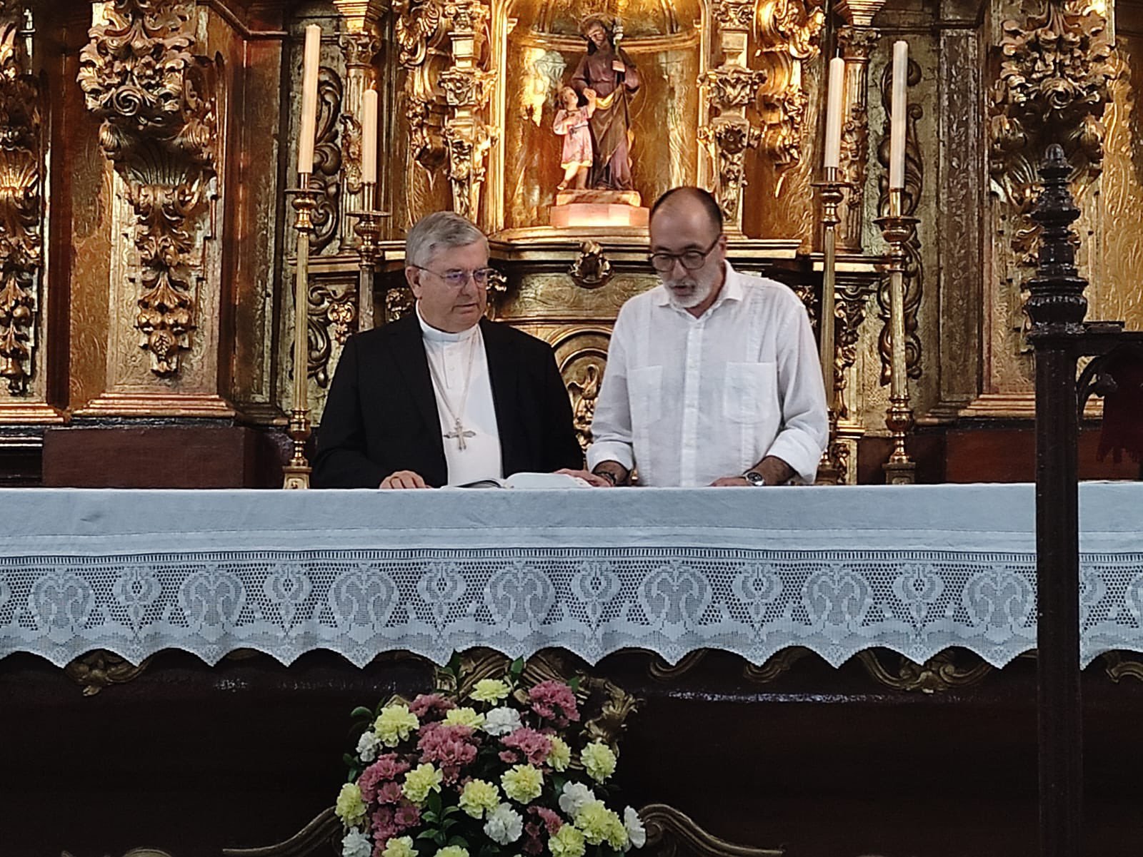 El arzobispo (izq.), junto a Juan Antonio Morquecho (dcha.), primer diácono permanente de la archidiócesis.