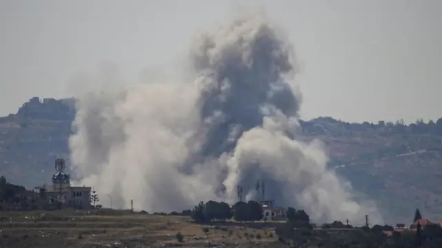 Una columna de humo dejada por el ataque de misiles, vista desde Nabatieh, en el sur de Líbano