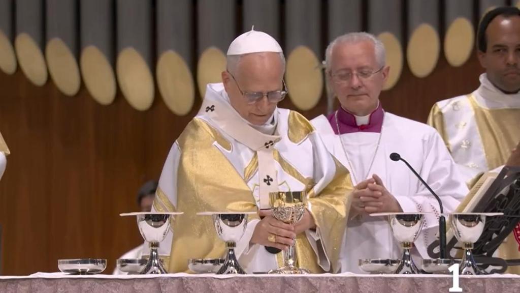 El papa León XIV durante la celebración de la misa en la Sagrada Familia de Barcelona.