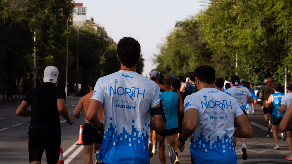 Dos corredores con la camiseta de la KLM Norte vs Sur