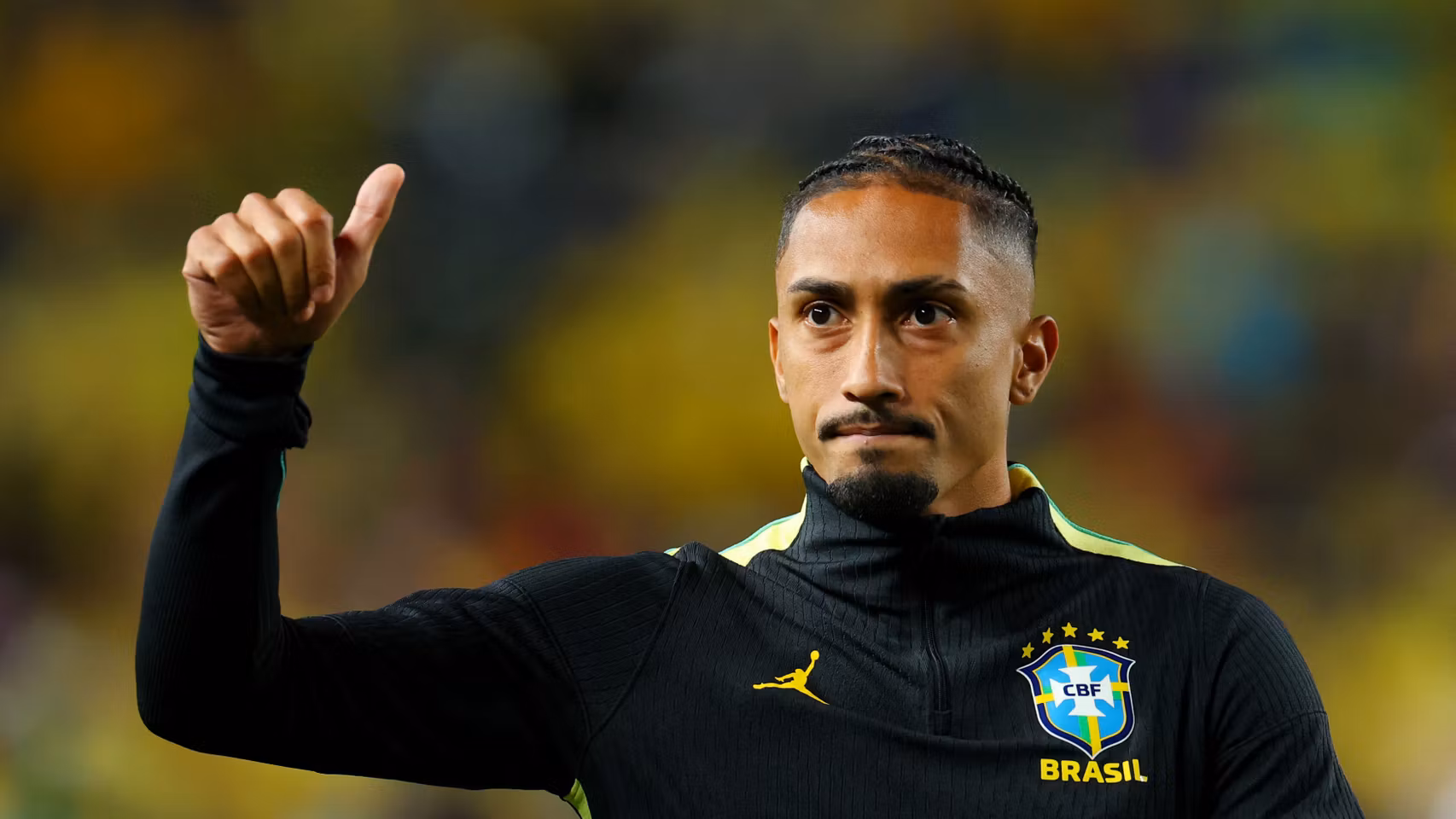 Raphinha, durante un calentamiento con Brasil en el Mundial.