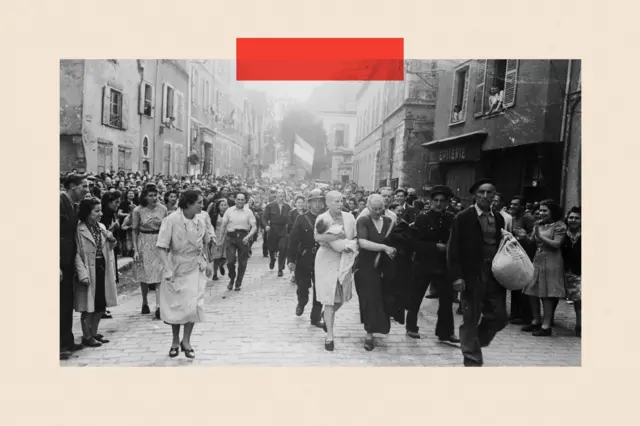 Una mujer con la cabeza rapada, acusada de colaborar con los nazis, camina junto a una mulitud luego de la liberación de Francia.
