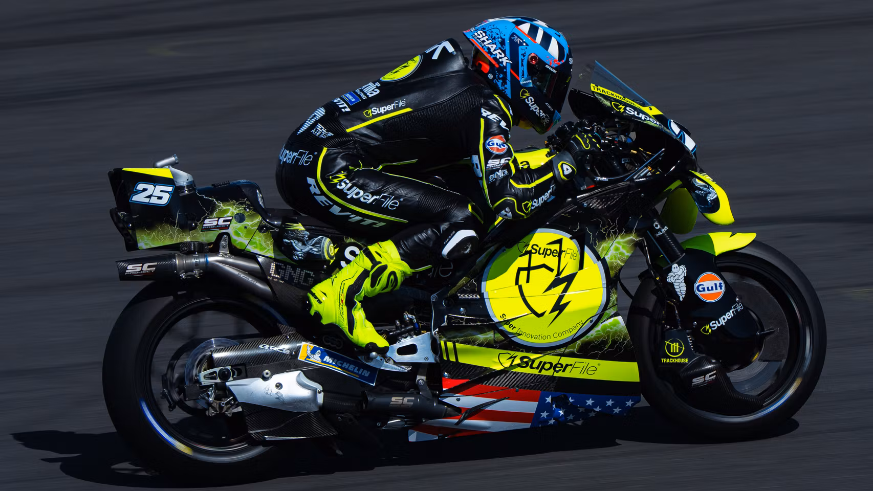 Raúl Fernández pilota su Aprilia RS-GP26, en el circuito de Assen.