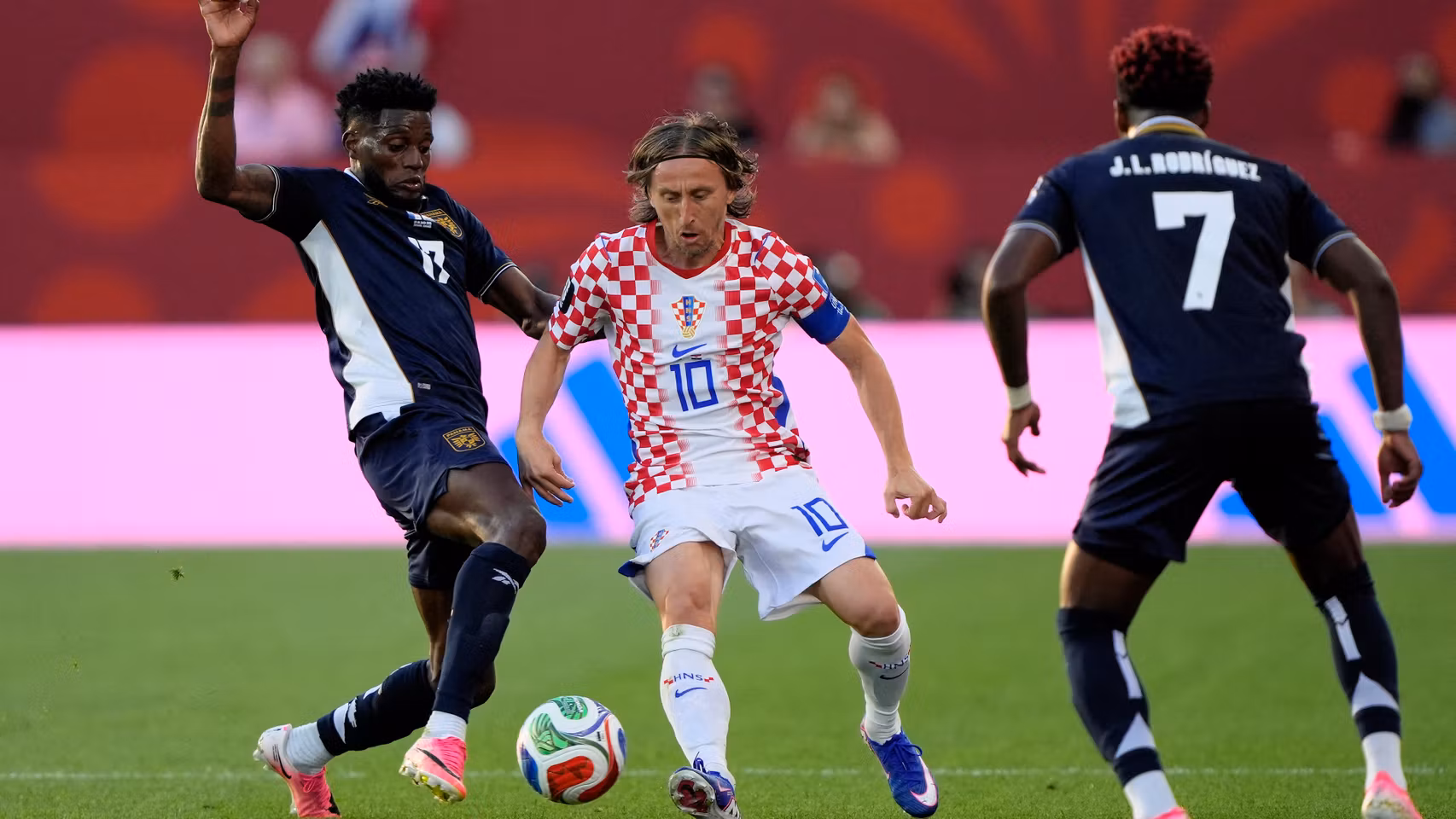 Modric, presionado durante el partido ante Panamá.