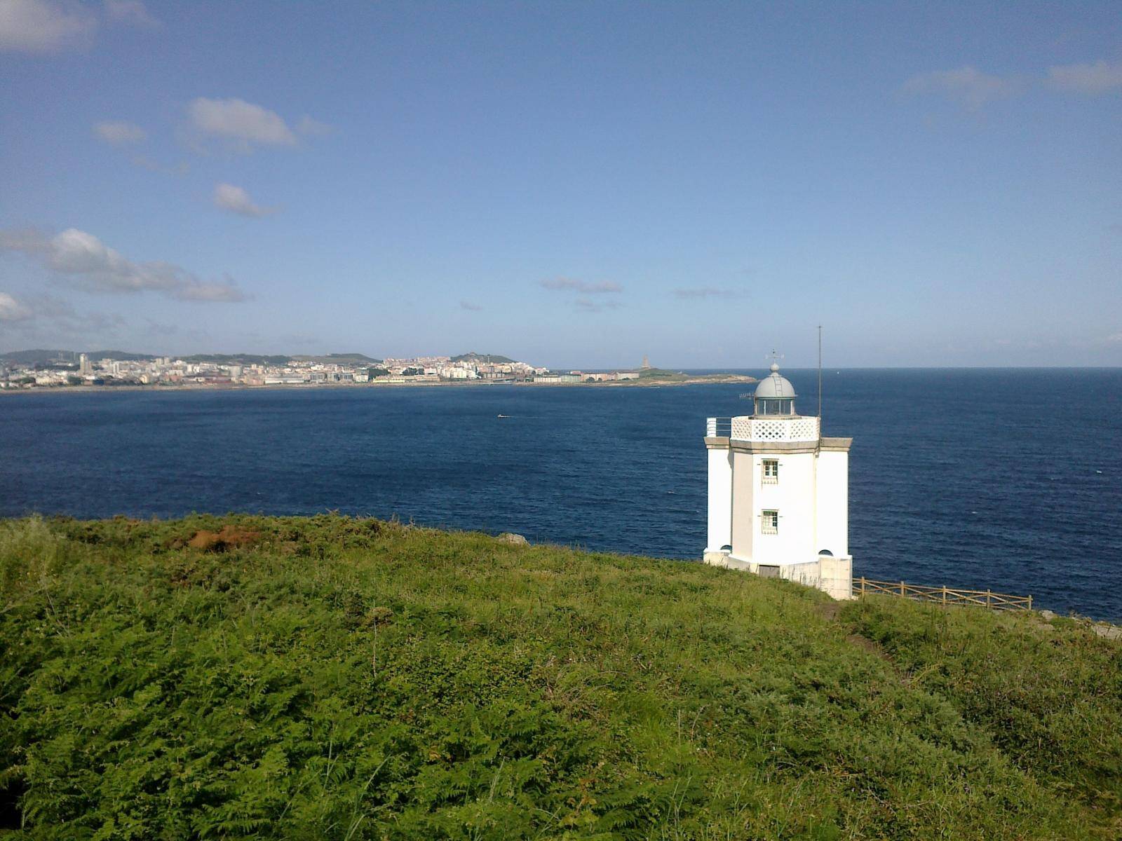 Foto: Una pequeña ruta entre dos faros en un paisaje que es Monumento Natural. (Wikiloc/joseconxo)