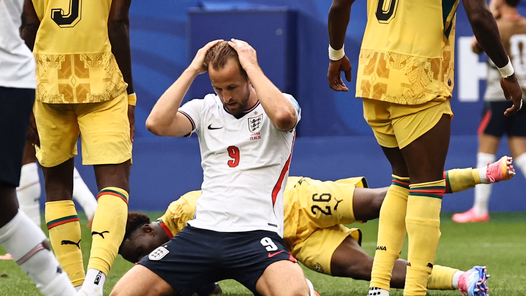 Kane se lamenta durante el partido contra Ghana.