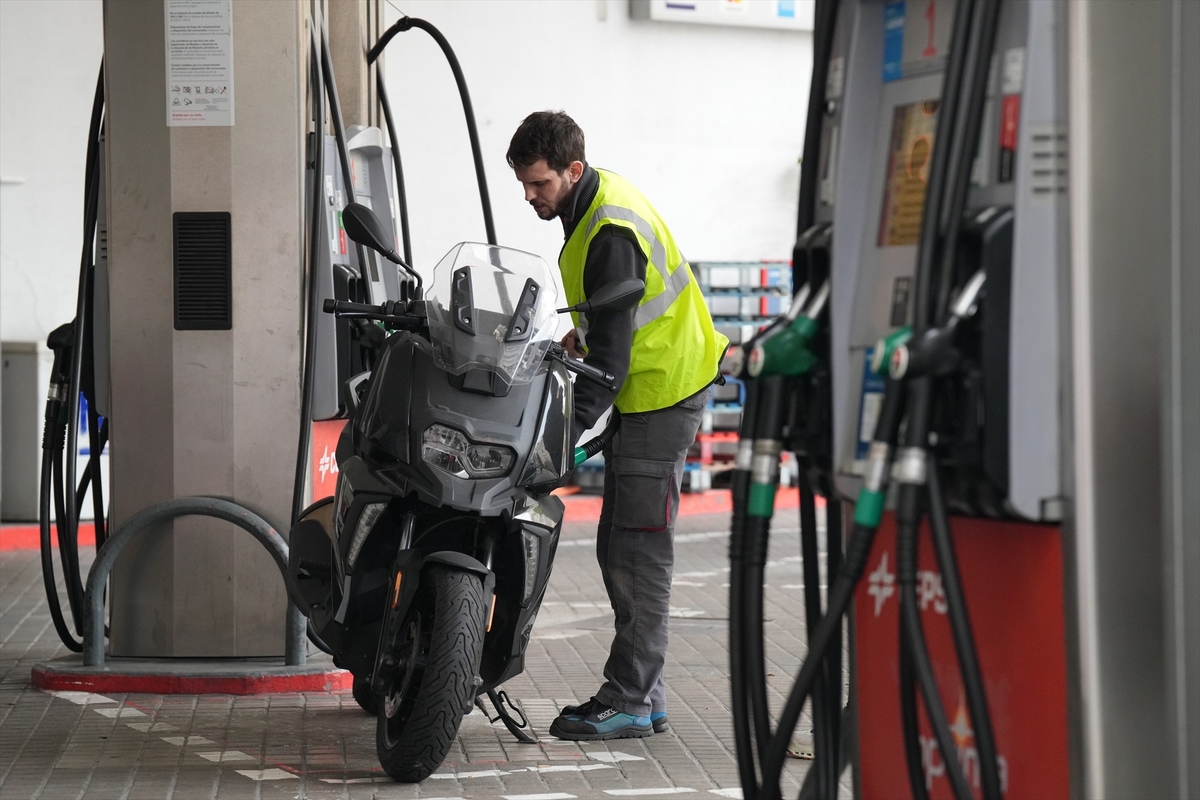 Una persona echa combustible en Barcelona. David Zorrakino / Europa Press