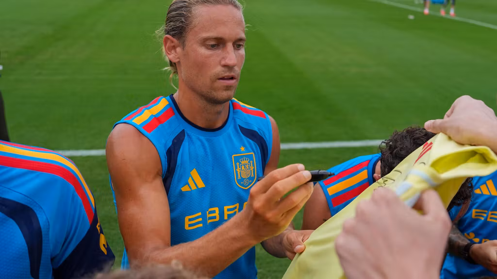 Marcos Llorente firmando autógrafos en la concentración de España en Chattanooga.