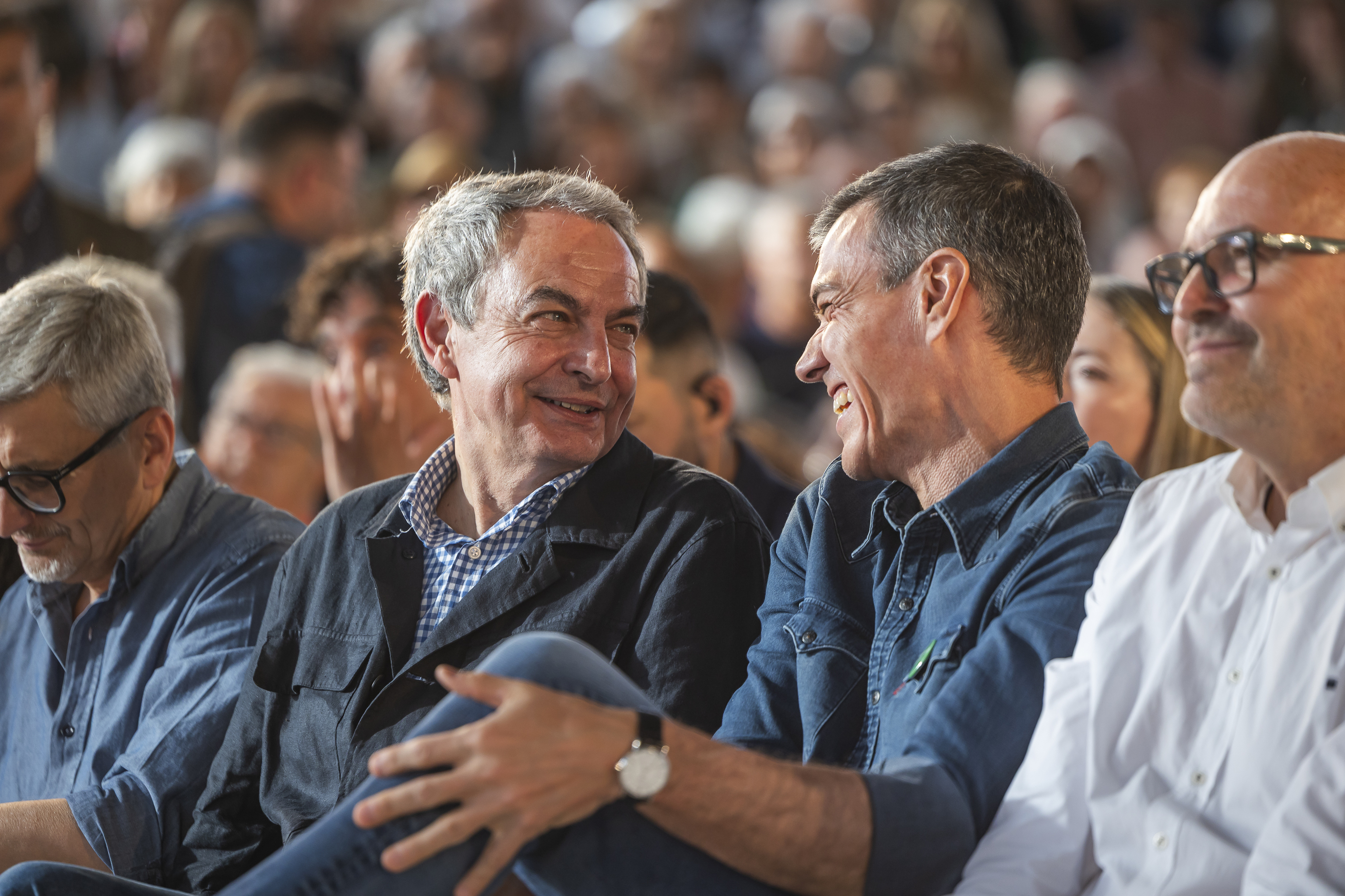 Sánchez y Zapatero exhiben complicidad en el acto de apertura de campaña de Andalucía.