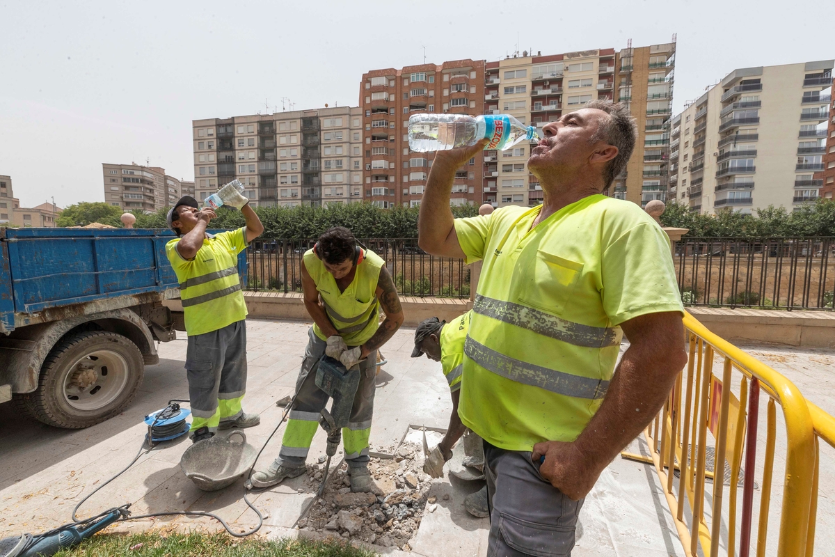 En la imagen de archivo, trabajadores de la construcción beben agua. EFE/Marcial Guillén