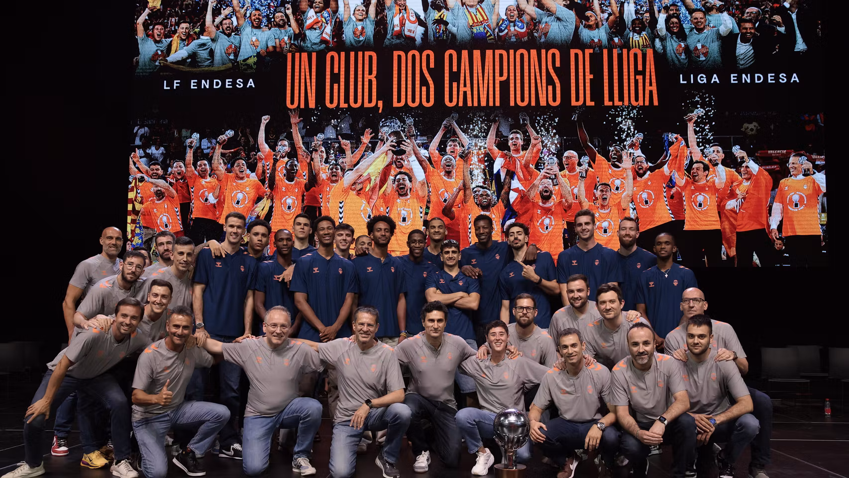 La plantilla del Valencia Basket celebran el título de la Liga Endesa.