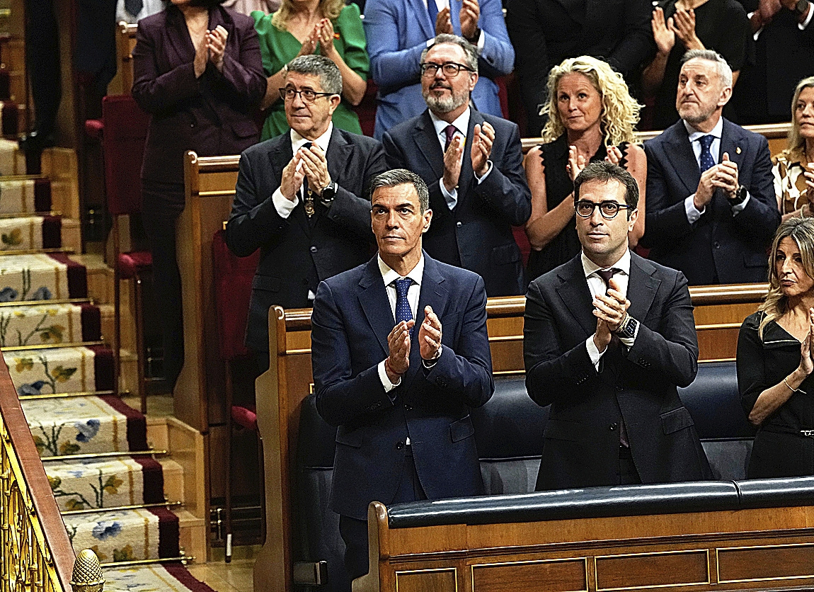 El presidente Pedro Sánchez, el vicepresidente Carlos Cuerpo y diputados socialistas, en elCongreso.