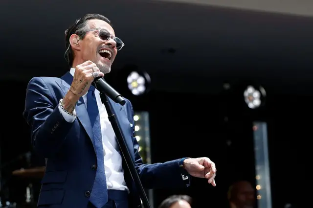 Marc Antony actúa, micrófono en mano, durante la inauguración del Centro Presidencial Obama.