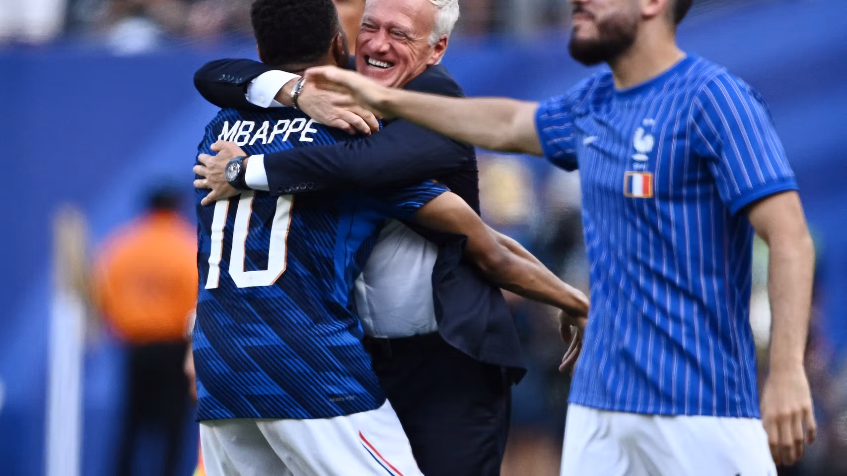 Mbappé se abraza con Deschamps.