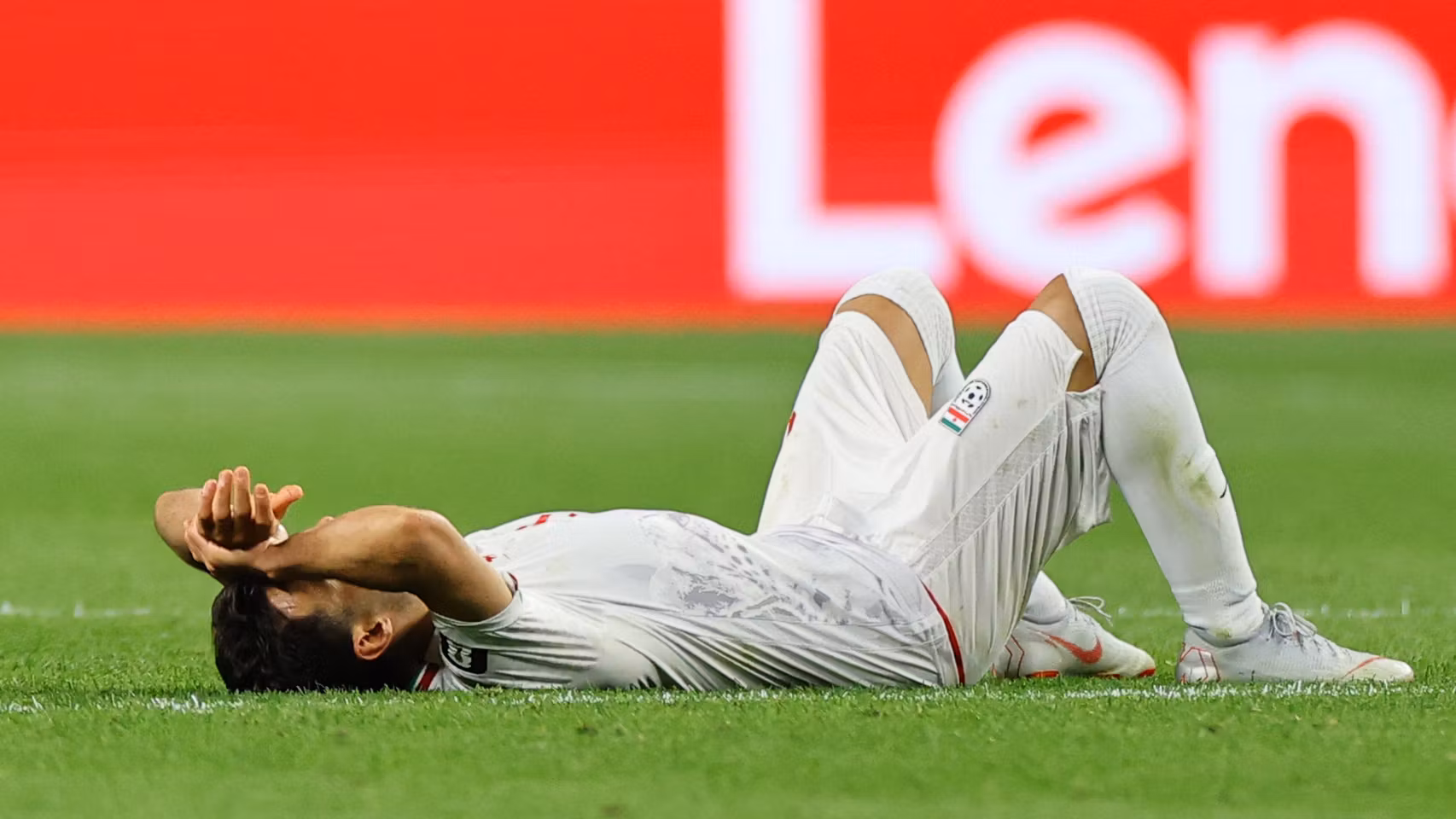 Khalilzadeh, de Irán, se lamenta tras la eliminación de su equipo.