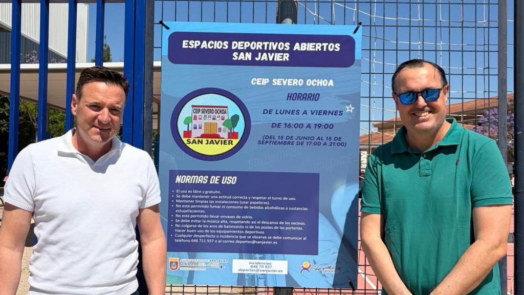 El concejal de Deportes, Sergio Martínez, y el director del CEIP Severo Ochoa, Juan Carlos Muñoz, junto al cartel del nuevo proyecto piloto